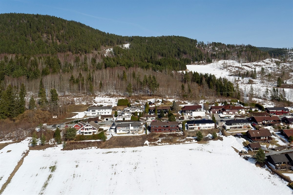 Utsikten er formidabel, både ute og innenifra, der den strekker seg vidt utover et vakkert landskap. Galleribilde