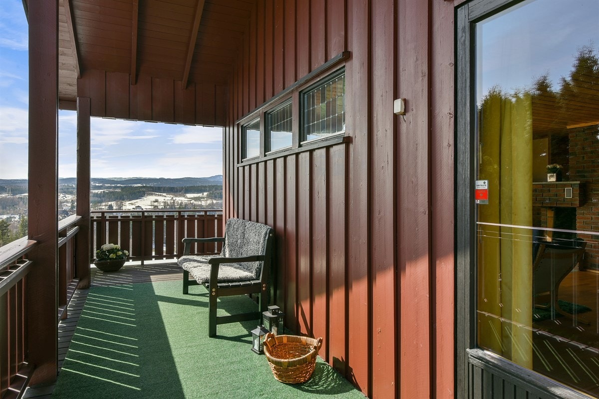 Uteområdet innehar en steinsatt markterrasse og en dels overbygd veranda på ca. 45 kvm, som strekker seg langs fasaden. Galleribilde