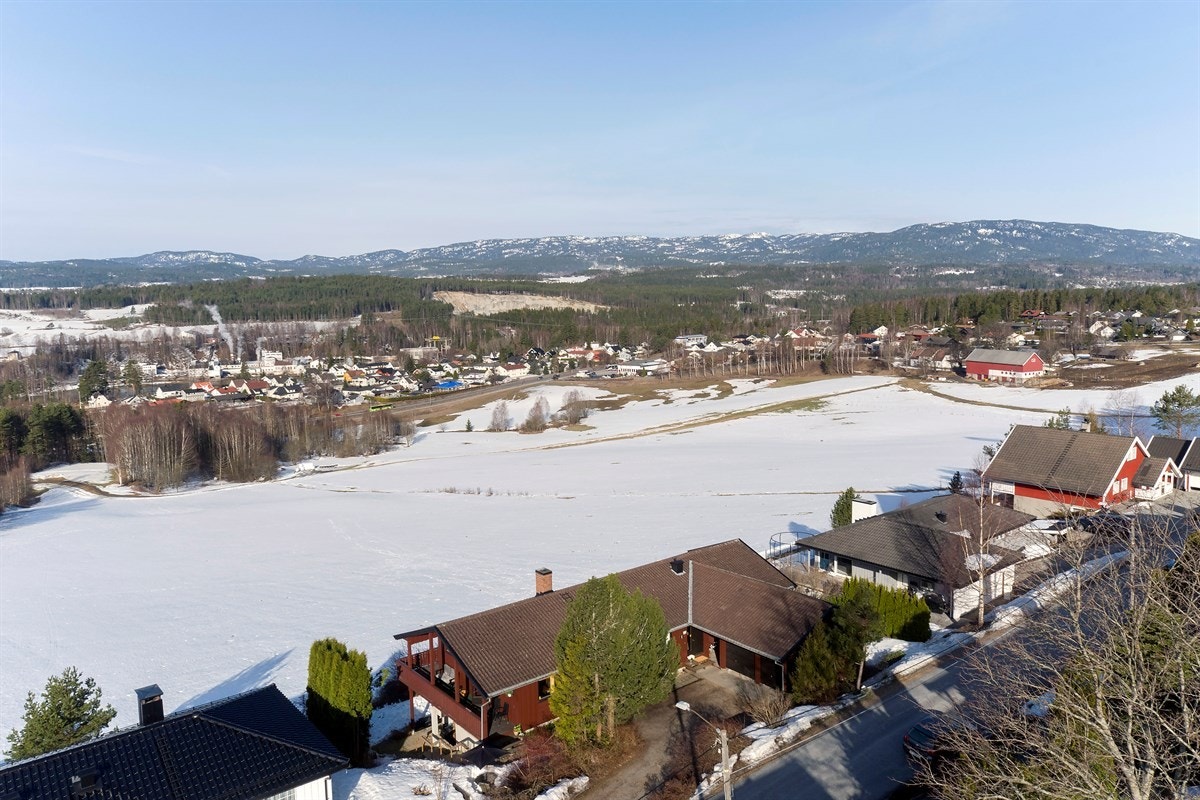 Privatmegleren ved John Granly Steen og Jørgen Braathen Becher har gleden av å presentere denne store, velholdte familieboligen med utleiedel med estimerte leieinntekter fra kr 8 000,- til kr 12 000,- pr. mnd beliggende i Hokksund i Øvre Eiker. Galleribilde