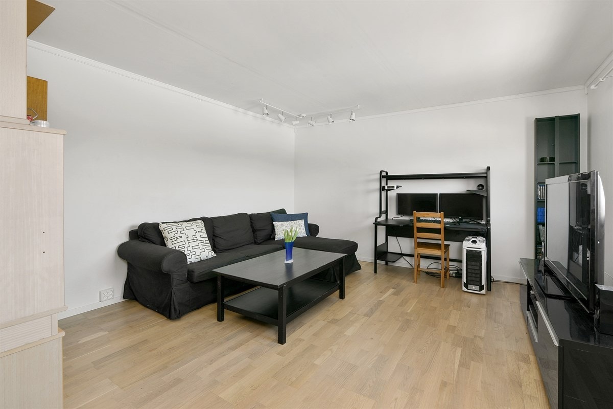 Stuen har utsiktsvinduer og ligger i dels åpen løsning med kjøkkenet, hvor det er plass til spisebord. Galleribilde