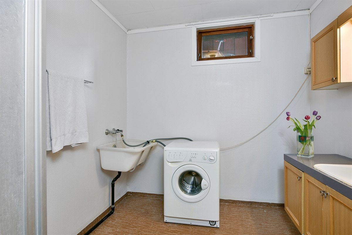 For øvrig er det toalett, dusjkabinett, skyllekum og opplegg for vaskemaskin i rommet. Galleribilde