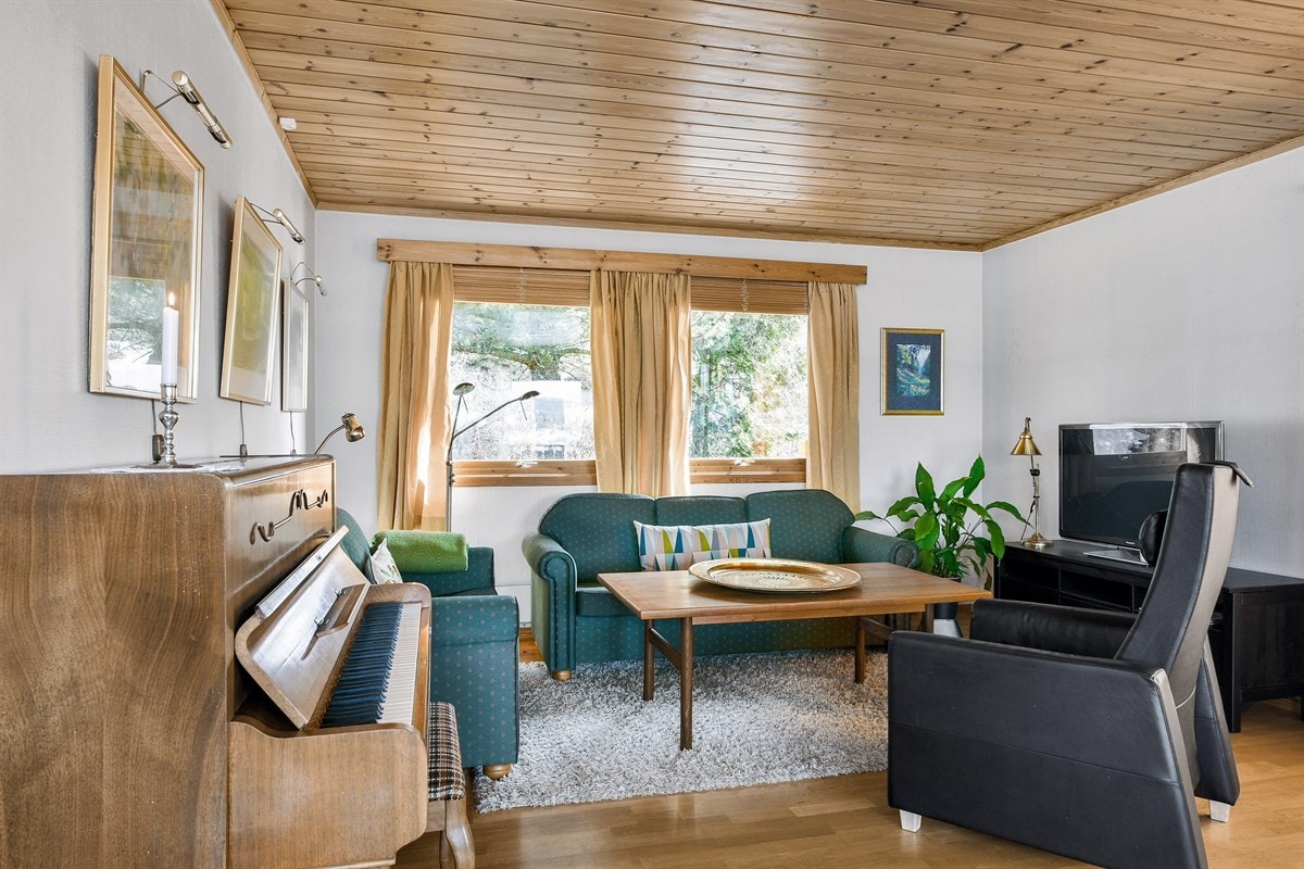 Plass til både piano, stuebord, sofagruppe med mer. Galleribilde