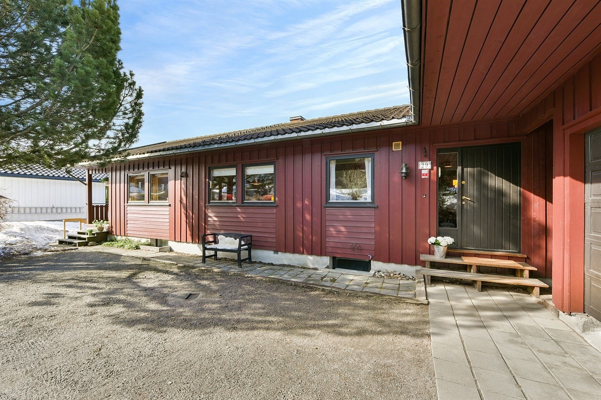 Solfylt gårdsplass. Galleribilde