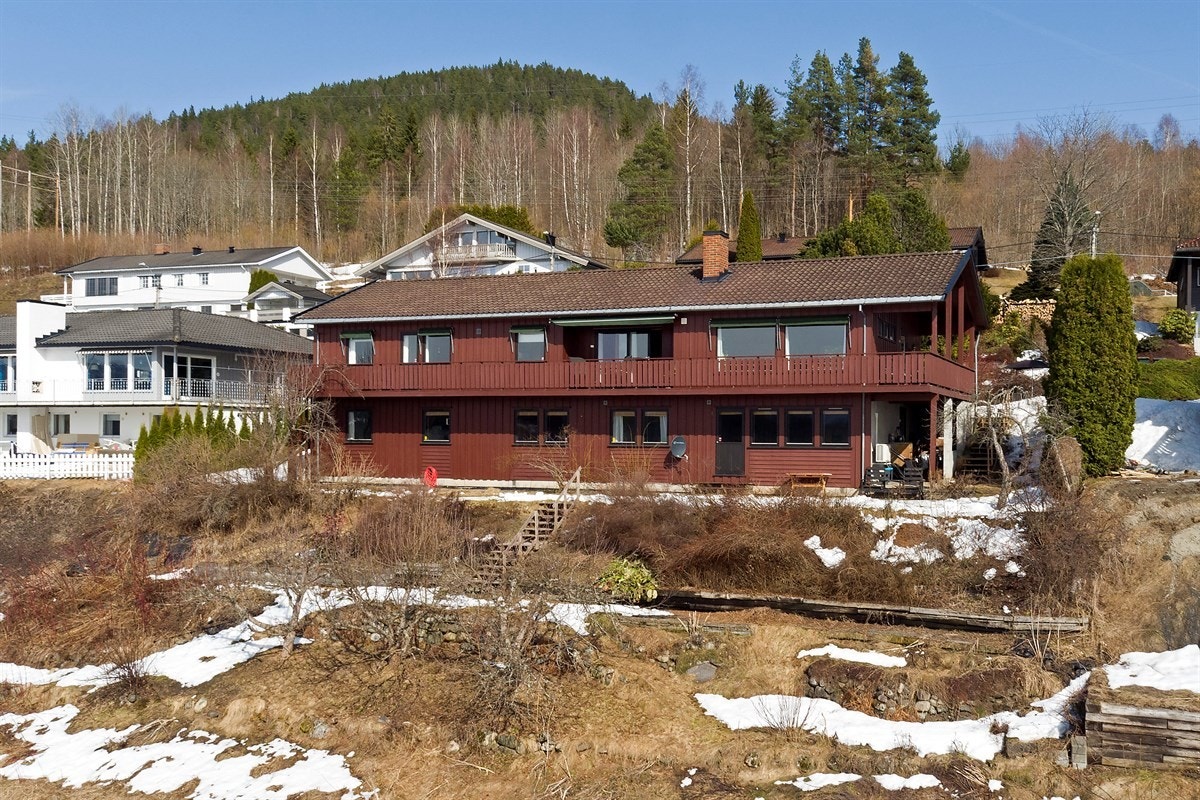 Hasselbakken 29 er en stor og innholdsrik enebolig over to plan med utleiedel i underetasjen. Galleribilde