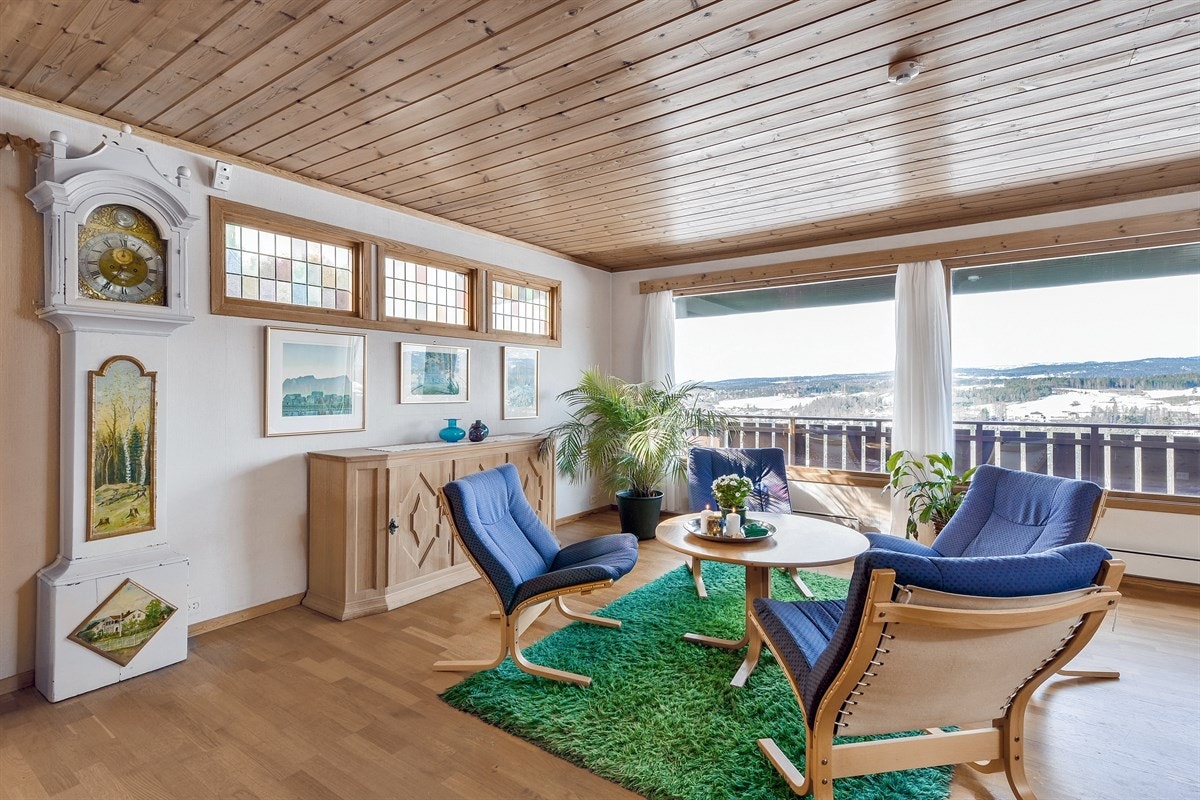 Med vedovn og åpen peis sørges det for god varme og knitrende hygge på kalde dager. Galleribilde