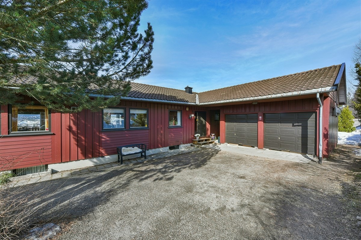Det er parkering i tilbygd dobbelgarasje og biloppstillingsplasser på privat tomt. Øvrig parkering etter områdets gjeldende bestemmelser. Galleribilde