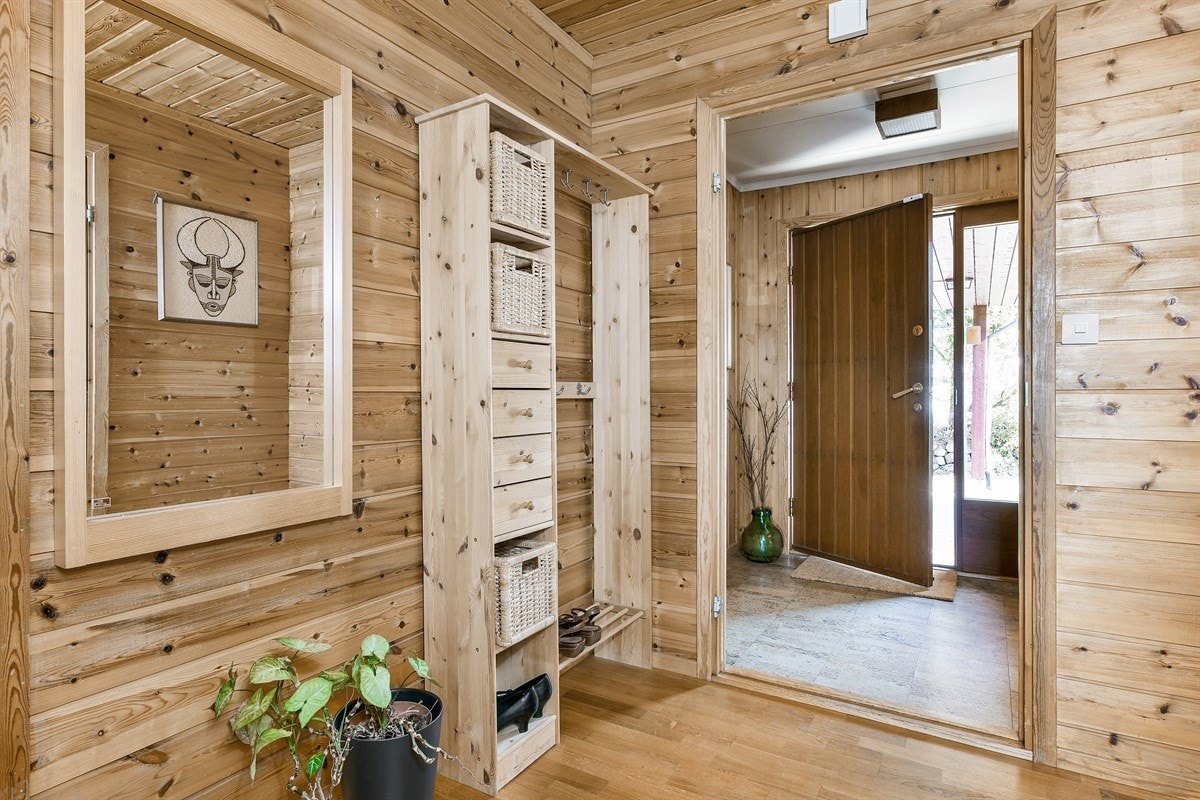 Entreen nyter godt av dagslys fra et høyreist vindu og har belegg på gulv, trehvite panelvegger, samt åpen garderobeløsning. Galleribilde