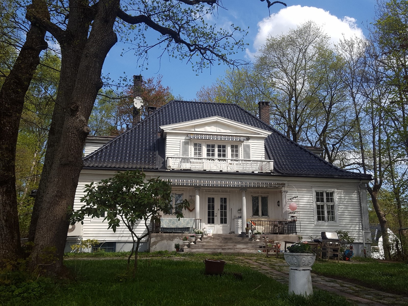 Fasade mot haven. Galleribilde