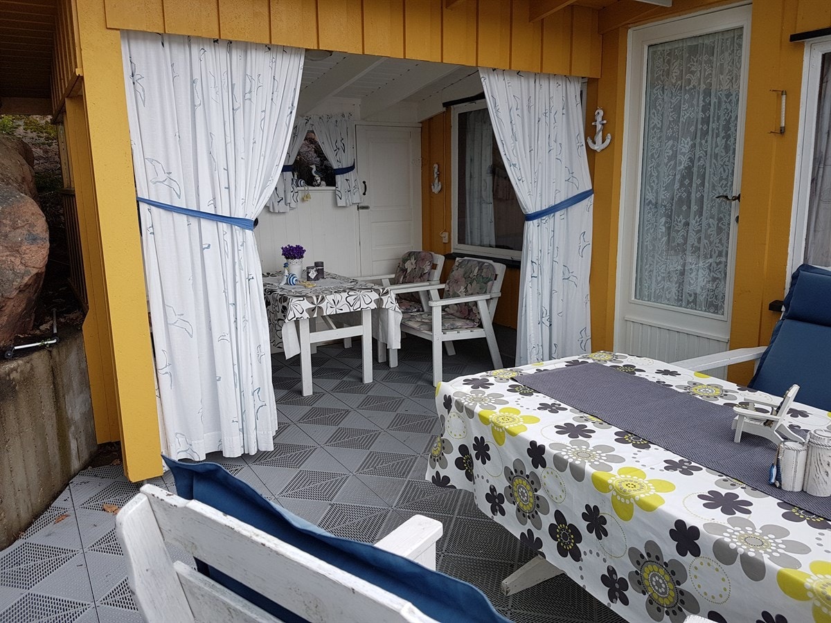 Inngangsparti/terrasse, hovedbygg Galleribilde