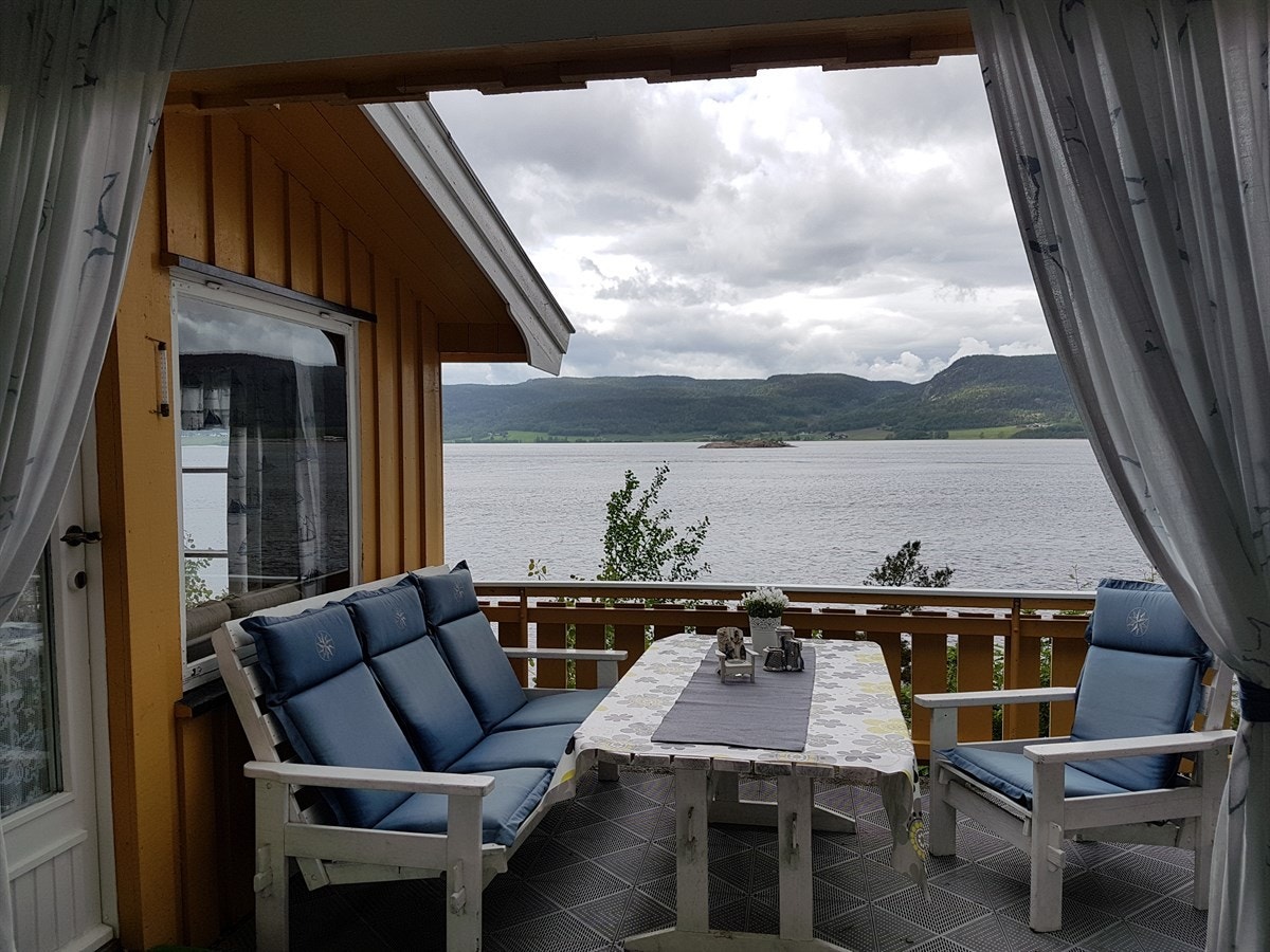 Utsikt fra inngangsparti til hovedbygg Galleribilde