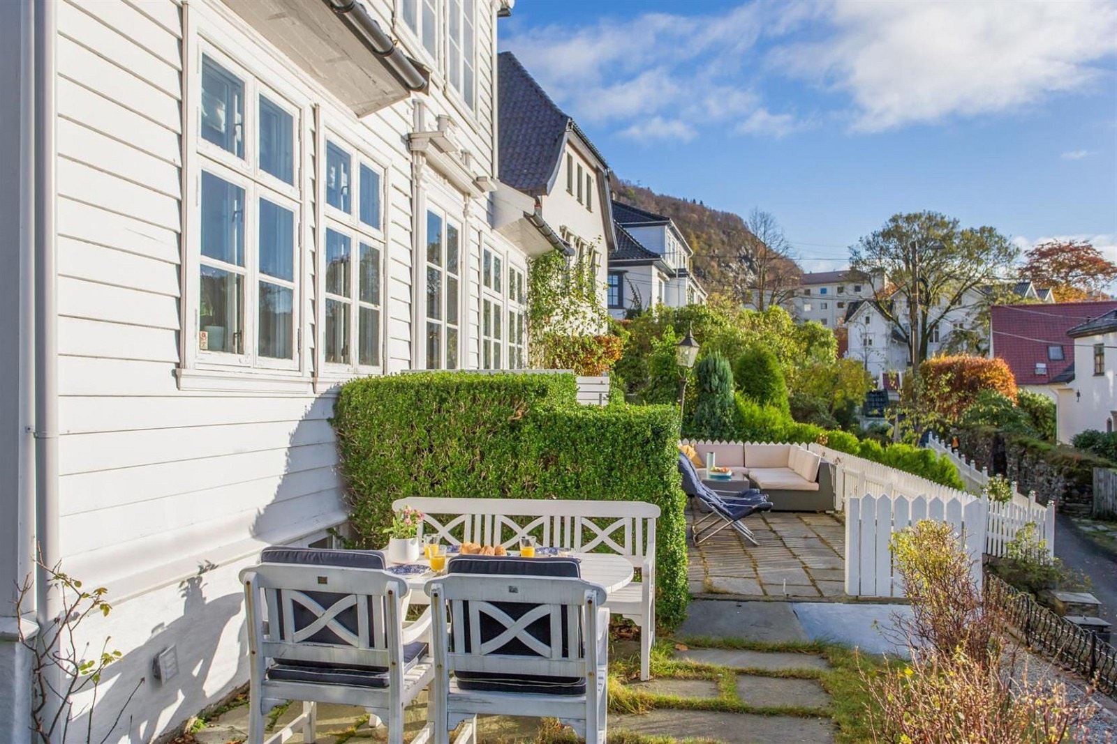 Meget pent opparbeidet hage med store terrasseareal. Galleribilde