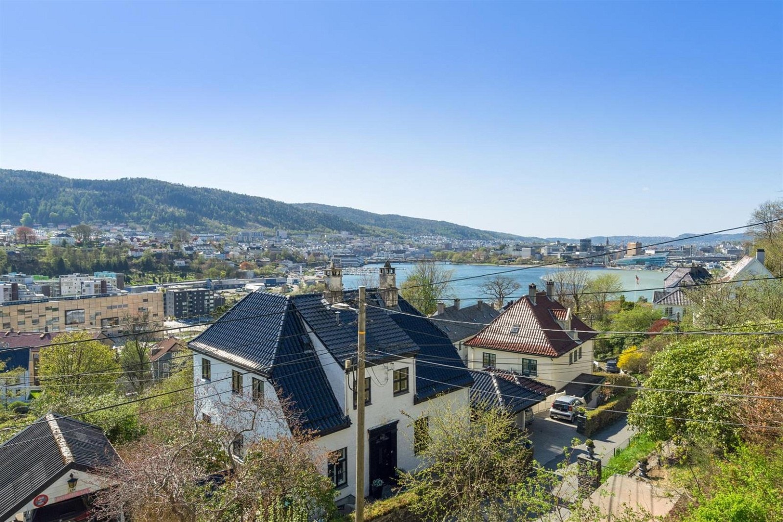 Fra eiendommen er det kort avstand til turterreng i byfjellene og til Bergen sentrum. Galleribilde