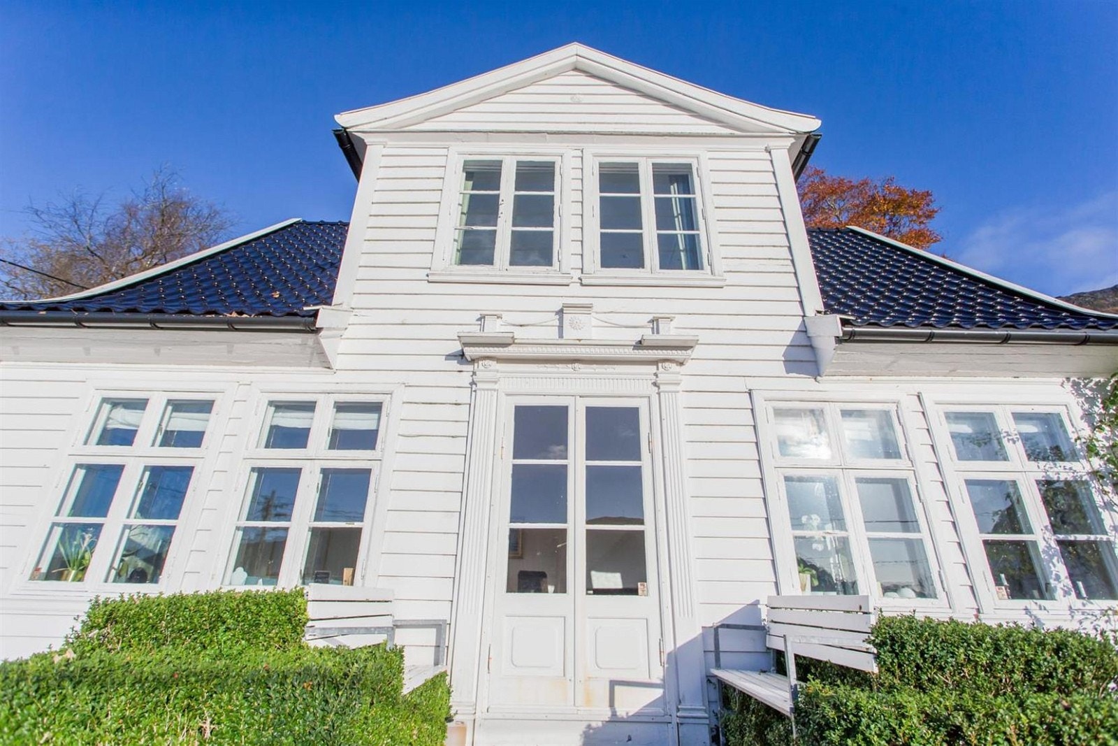 Denne prakftulle villaen er tegnet av arkitekt Per Grieg og oppført i 1924. Galleribilde