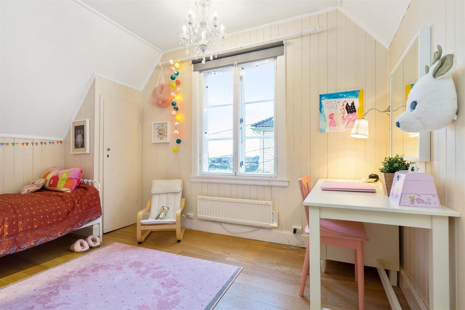 Alle de tre soverommene i 2. etasje har god størrelse og rikelig med plass for gode garderobeløsninger. Galleribilde