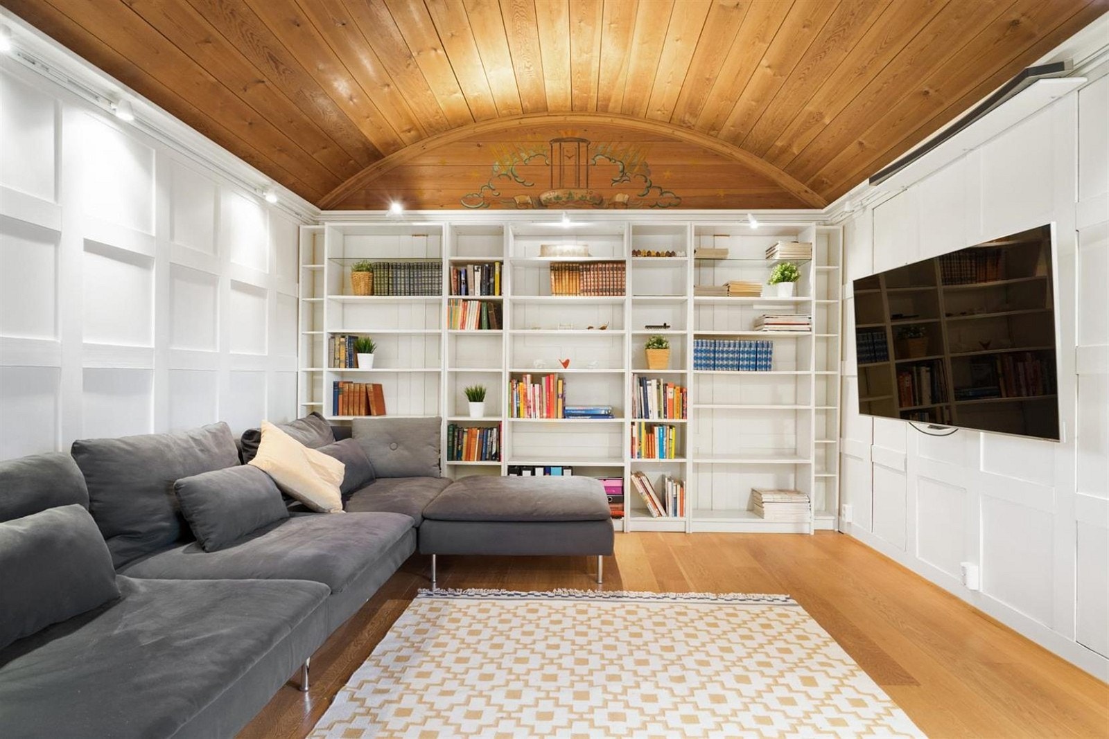 Lekkert bibliotek/tv-stue i husets 2. etasje. Galleribilde