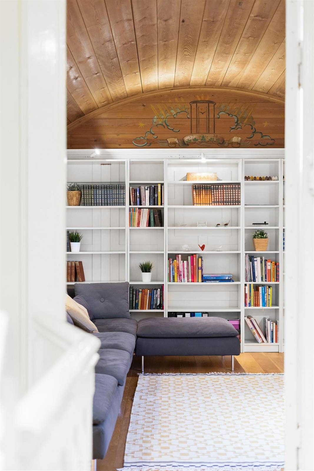 Biblioteket/tv-stuen har buet tak og god høyde. Galleribilde