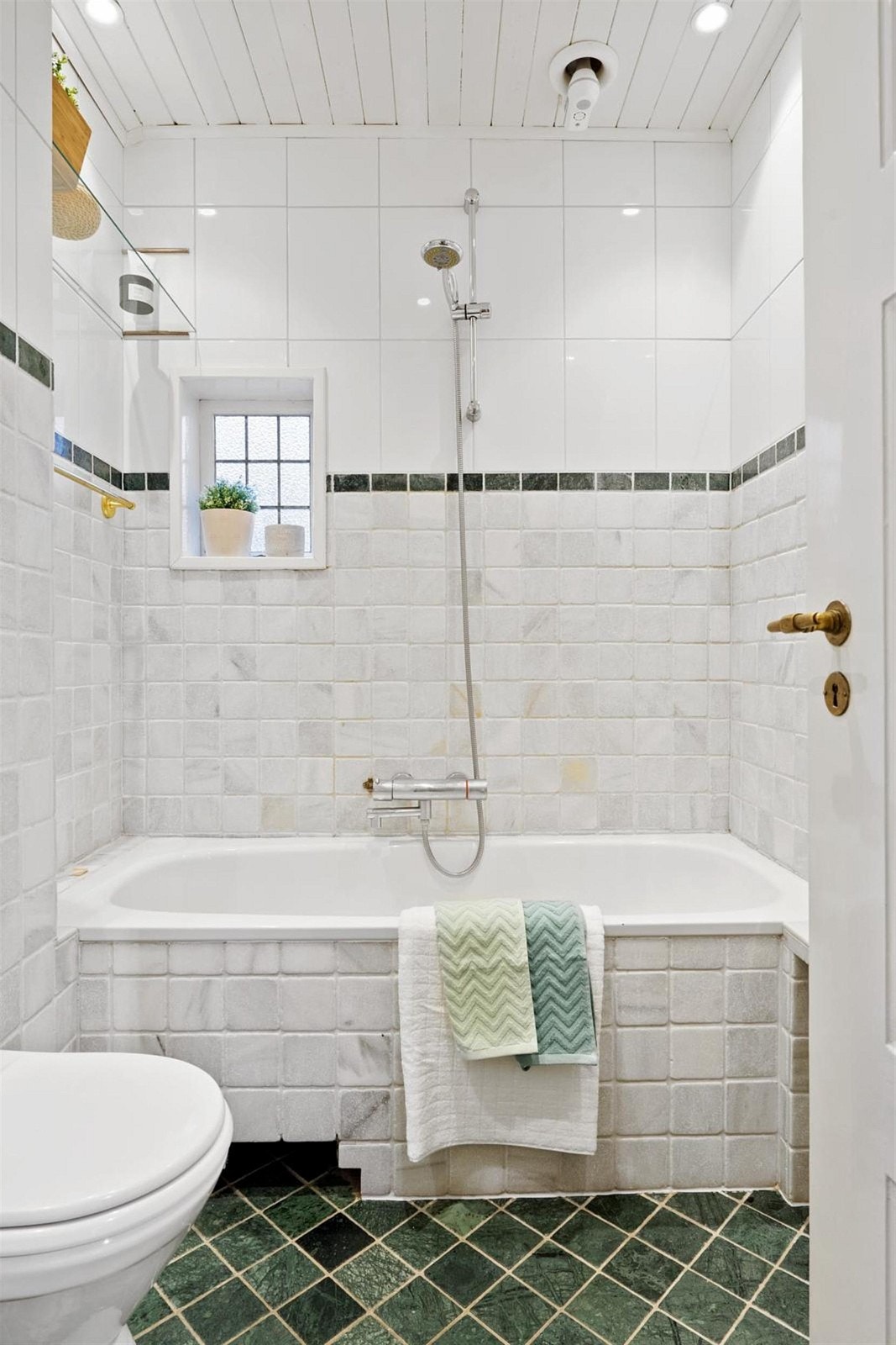 Huset har wc i alle tre etasjene og bad i underetasje og 2. etasje. Galleribilde