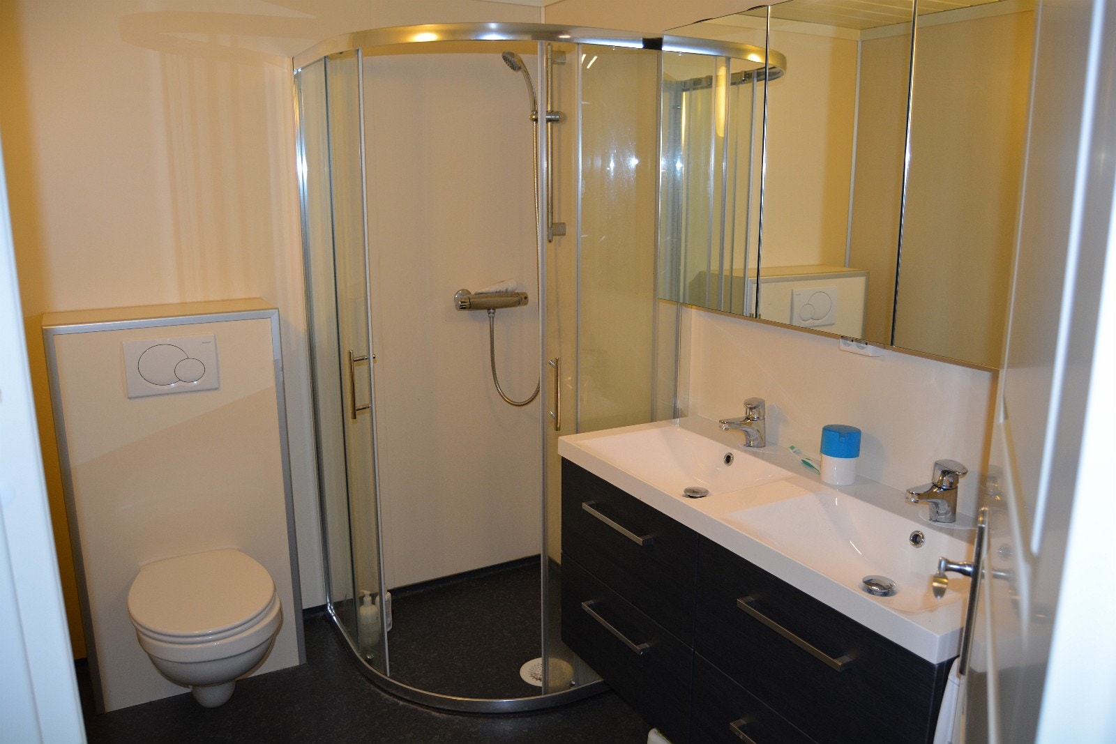 Bad med dusjhjørne og plass til vaskemaskin Galleribilde