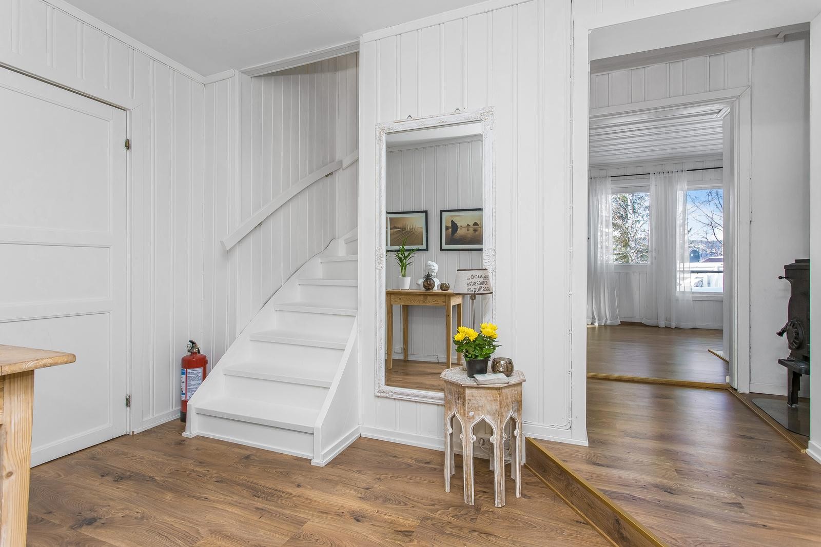 Koselig entre med åpen trapp til 2. etasje. Velkommen inn! Galleribilde