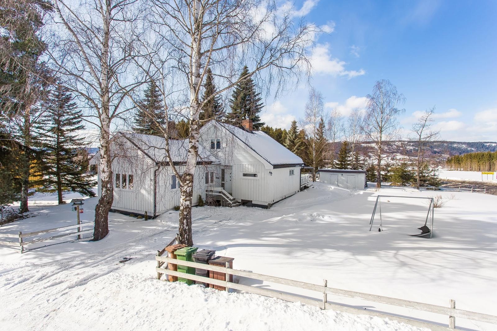 Velkommen til Busundveien 22. En meget hyggelig bolig på romslig flat tomt. Galleribilde