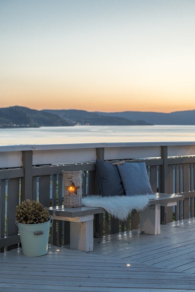 I terrassedekke er det innfelte downlights som gir en fin effekt når solen går vakkert ned bak fjellene. Galleribilde