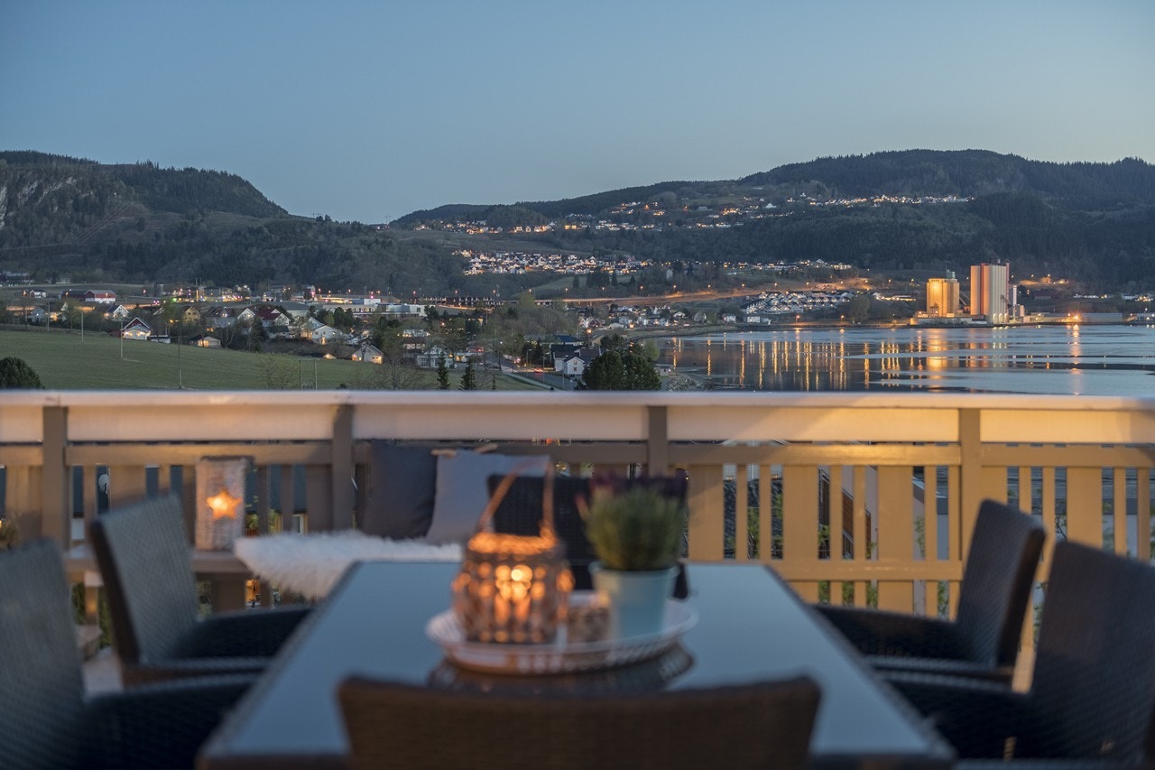 Fra eiendommen har du kort vei til Buvikas vakre natur og livlige miljø. Her har du nærhet til alt du trenger i hverdagen, og enda litt til. Galleribilde