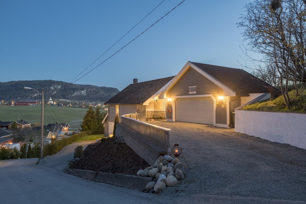 Det er godt med biloppstillingsplasser i dobbelgarasje og på grusbelagt gårdsplass. Galleribilde