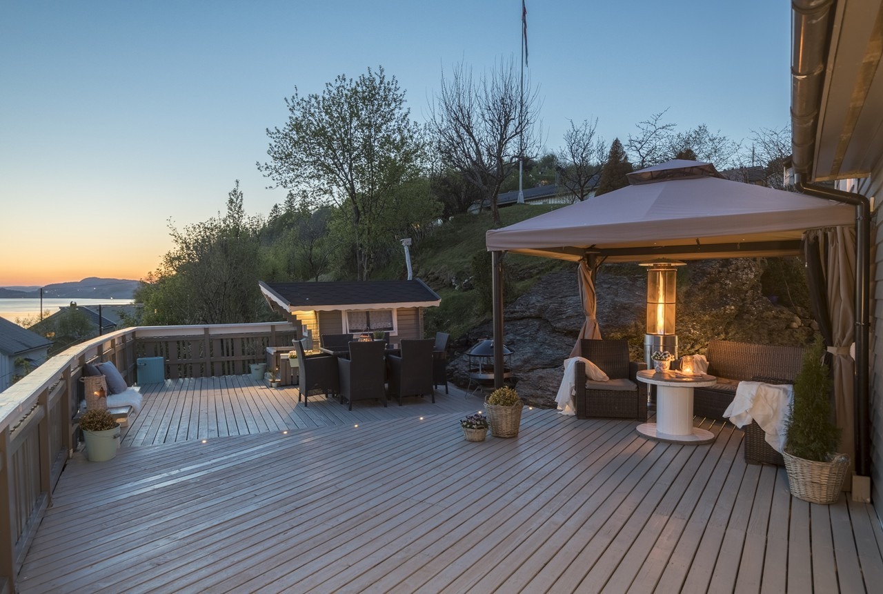 På terrassen er alt tilrettelagt for de hyggeligste stunder - solforholdene er optimale og utsikten er fabelaktig. Galleribilde