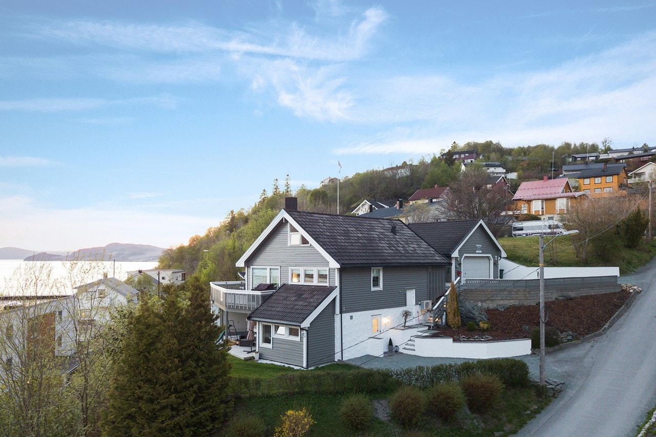 Eneboligen har sannsynligvis en av bygdas beste beliggenheter, på en liten høyde i nedre del av Brekka. Galleribilde