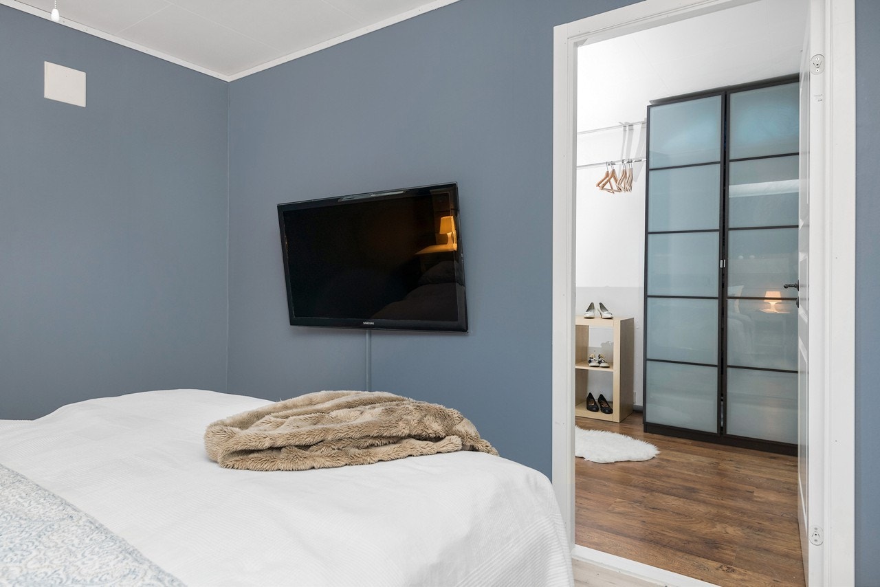 Soverommet er tilknyttet garderoberom på ca. 8 kvm. Galleribilde