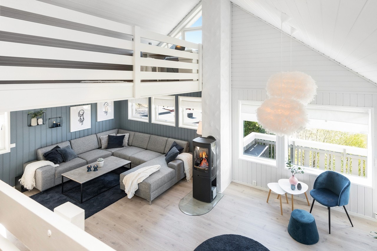 Stuen har god plass til en romslig sofaløsning hvor familien kan samles for hyggelige stunder. Galleribilde