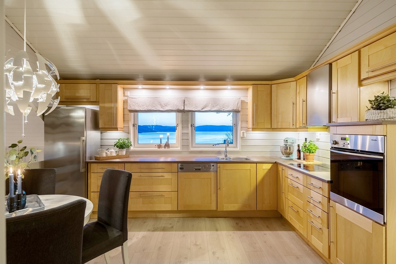 Kjøkkenet ble oppgradert i 2005, samt supplert med ny benkeplate og oppvaskkum i 2018. Galleribilde