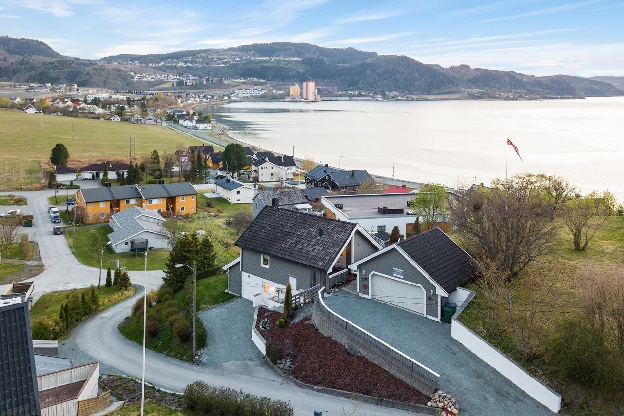 Den populære badeplassen Øysand når du med få minutter på sykkelsetet. Nærmeste bussholdeplass er ca. 300 meter unna boligen. Galleribilde