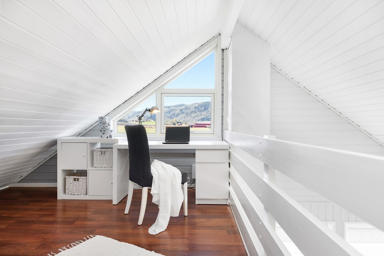 Loftsetasjen tilbyr ekstra fleksibilitet i hverdagen, enten som kontorløsning eller en ekstra stue. Galleribilde
