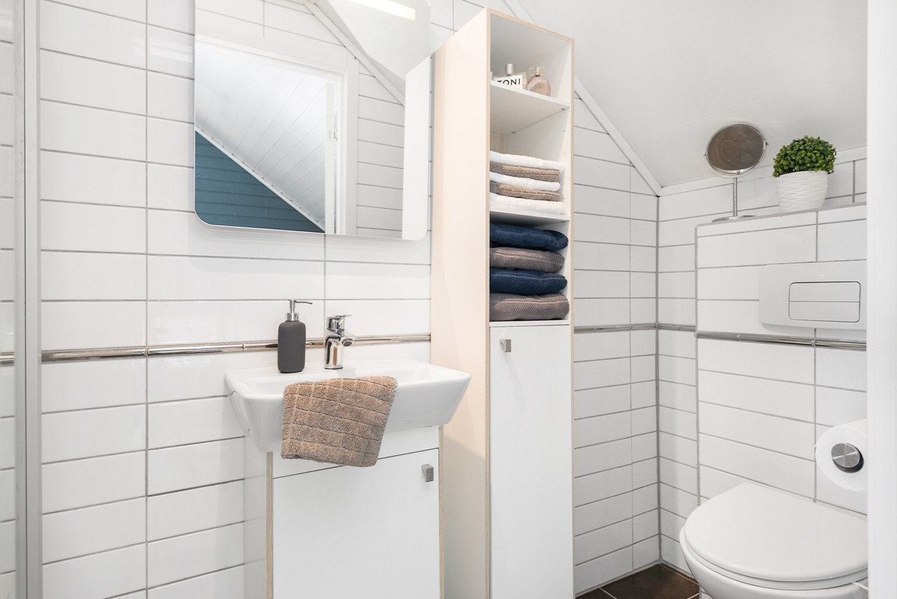 Helfliset baderom på øvre plan, pent og delikat oppgradert i 2007. Utstyrt med dusjkabinett. Galleribilde