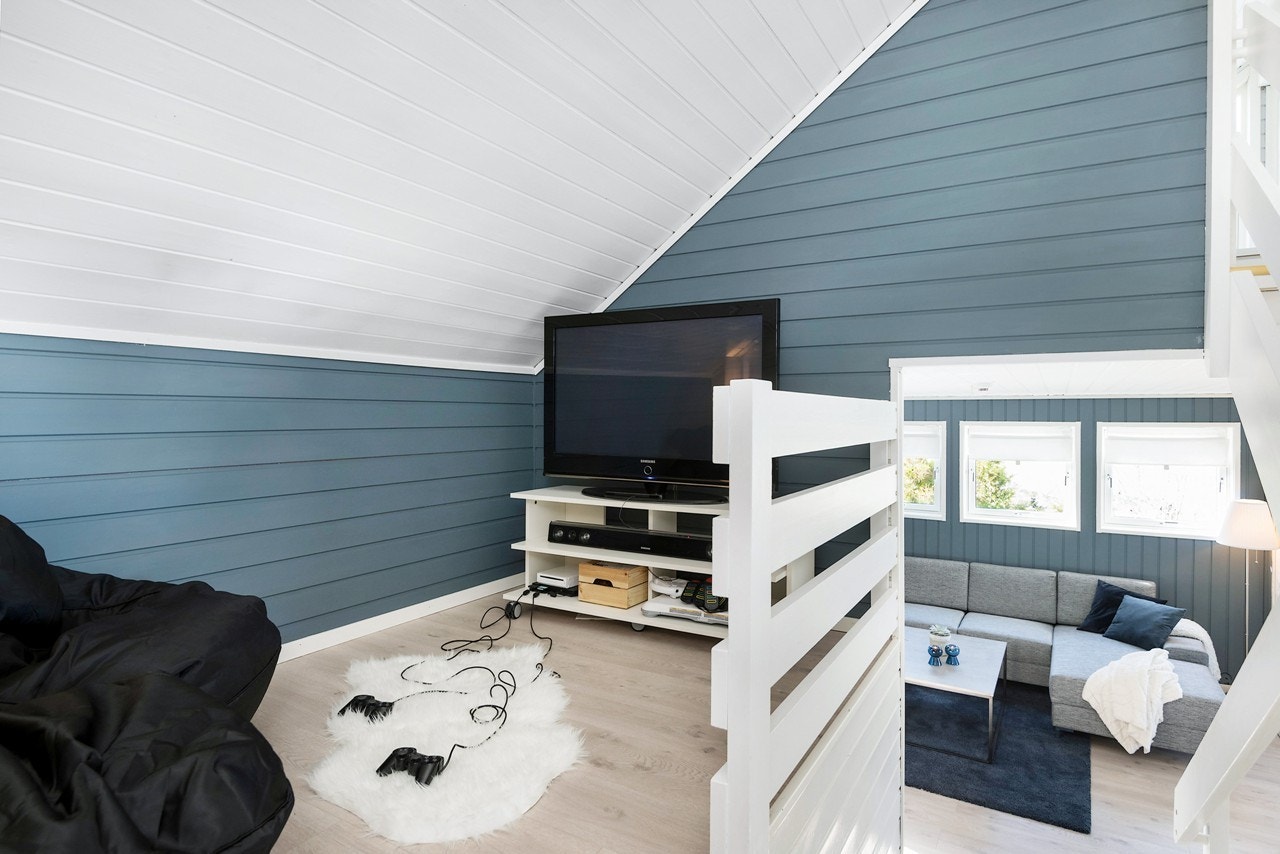 På platået i trappegangen vil barna få stor glede av en liten tv-seksjon. Galleribilde