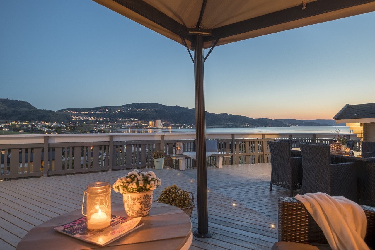 Velkommen til Malenas veg! Gled deg til å ta i bruk din nye terrasse med orkesterplass til fjorden og de idylliske solnedgangene som Buvika byr på Galleribilde