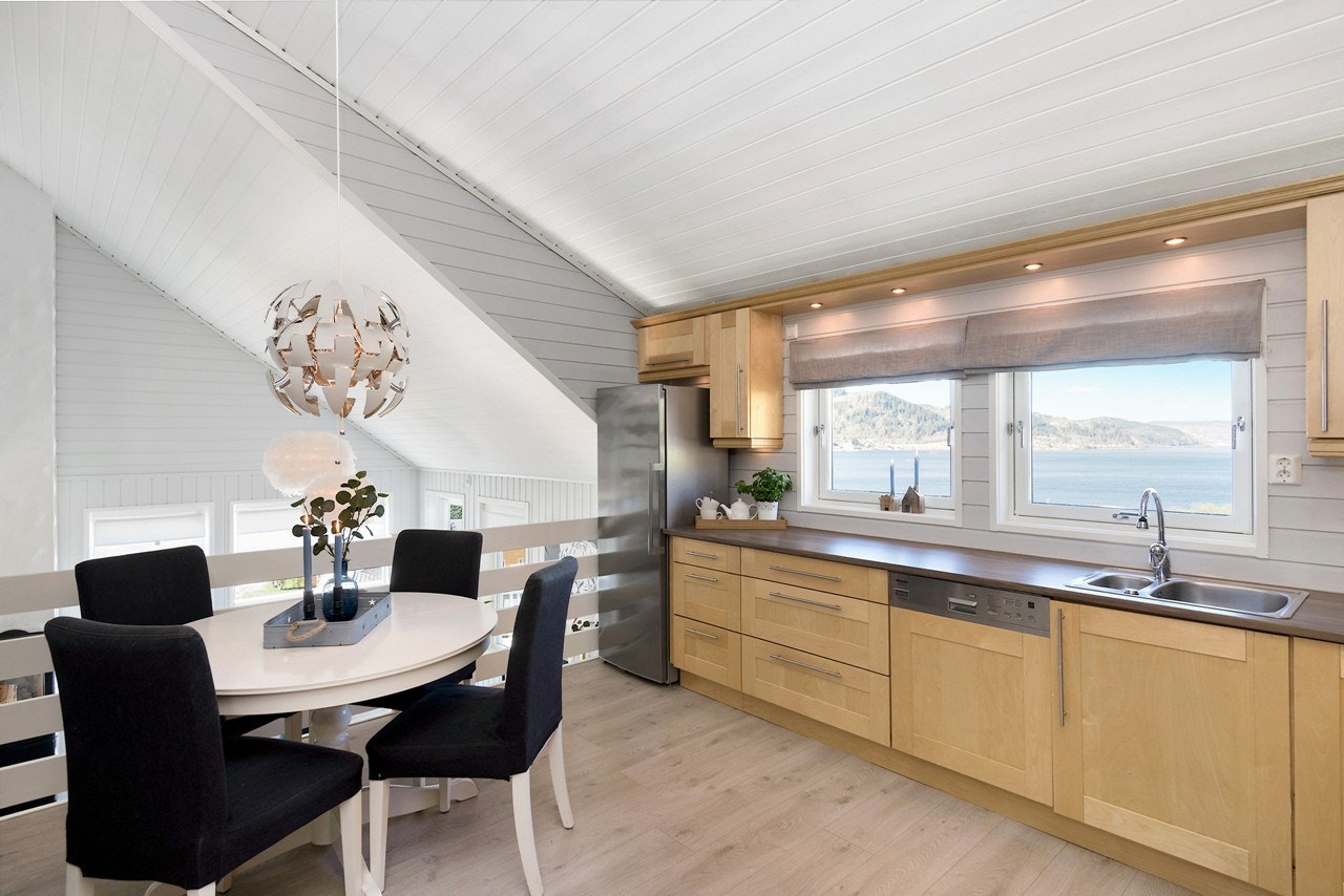 Oppvasken blir noen hakk mer fornøyelig når du har nydelig utsikt mot fjorden. Galleribilde