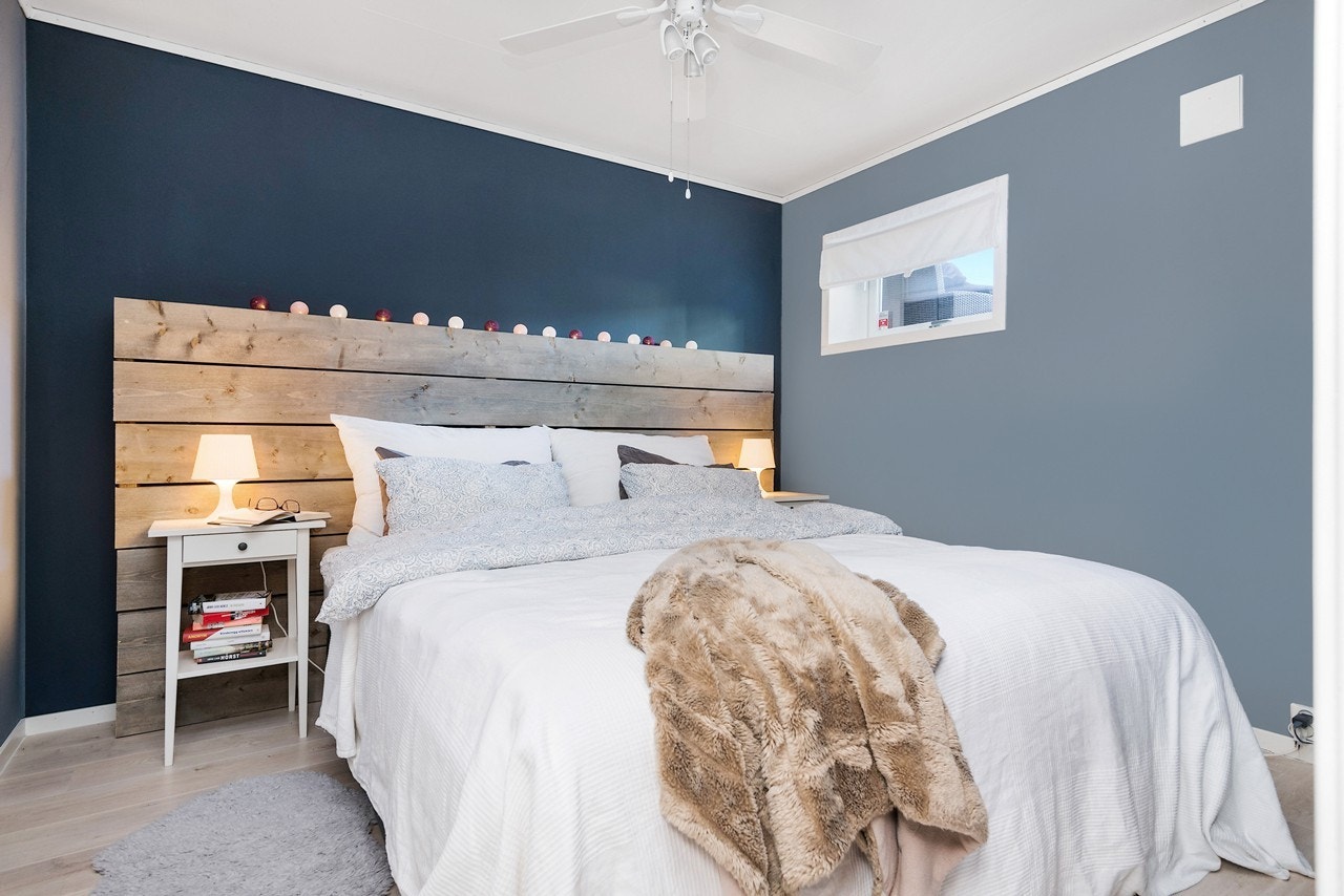 Lekkert soverom i behagelige fargetoner, og med god plass til dobbeltseng. Galleribilde