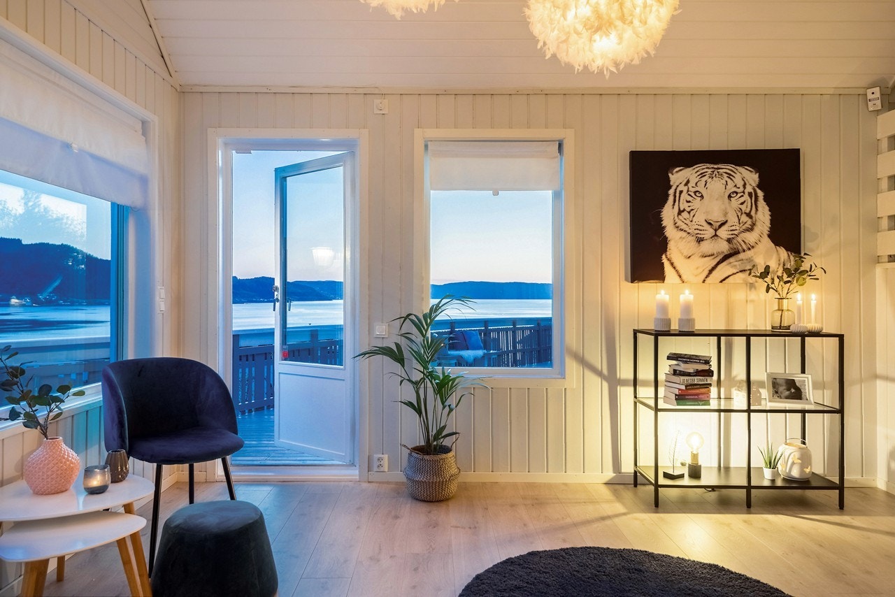 I stuen åpner velplasserte og gode vindusflater opp til utsikten rett ut i fjorden. Galleribilde