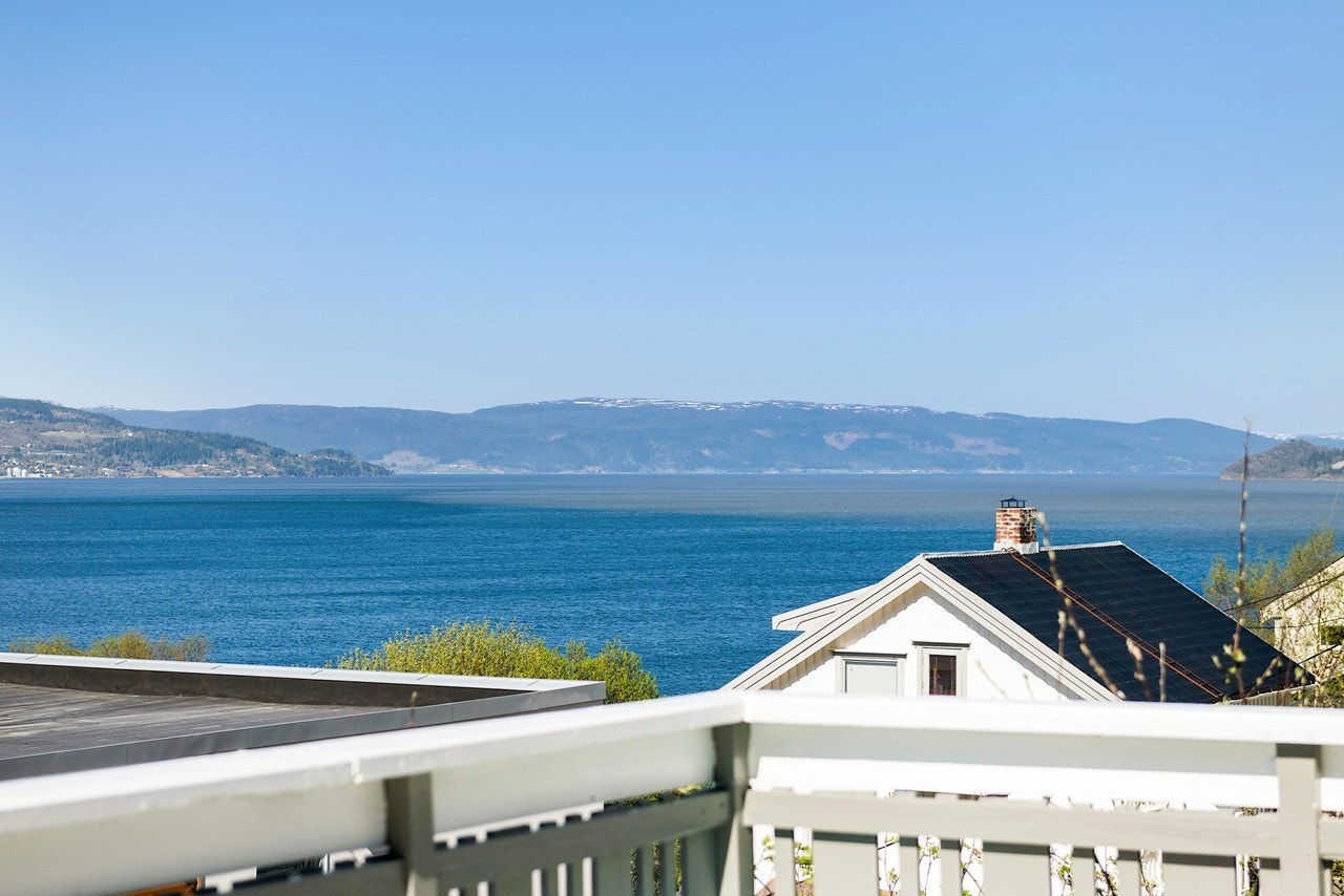 Sjøluften kan du nyte også på terrassen. Fjæra ligger kun et steinkast unna. Galleribilde