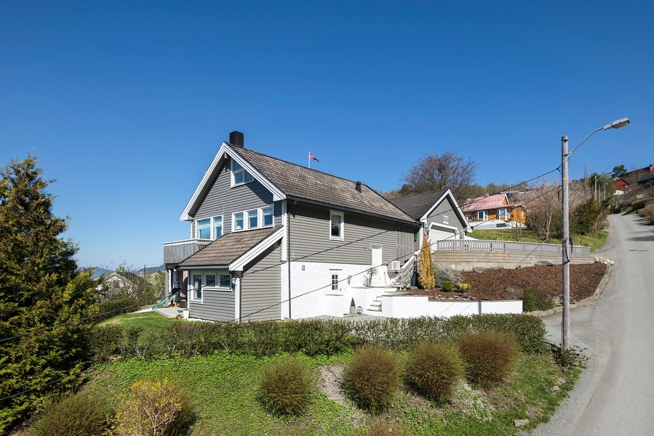 Hagen er pent omkranset av prydbusker, hekk og trær. Galleribilde