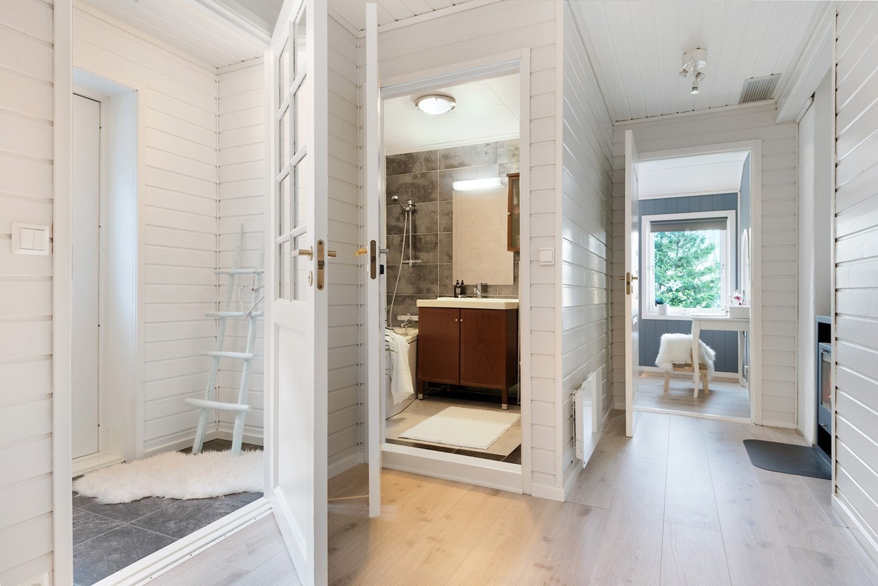 Lys og hyggelig gang som har god plass til oppbevaring. Galleribilde