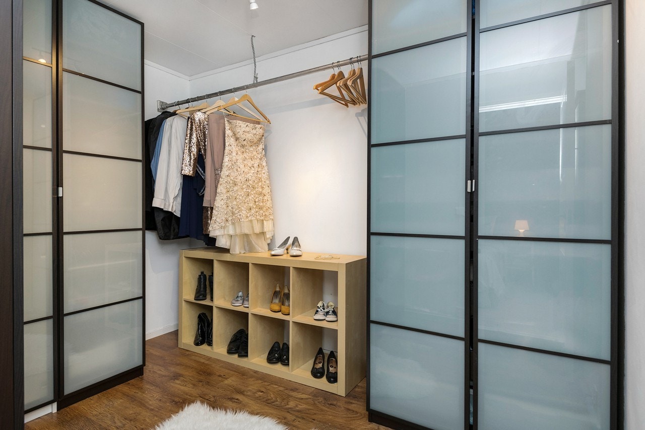 Garderoberommet er innredet med romslige garderobeskap, samt rundstang for enkel og oversiktlig oppheng av klær. Galleribilde