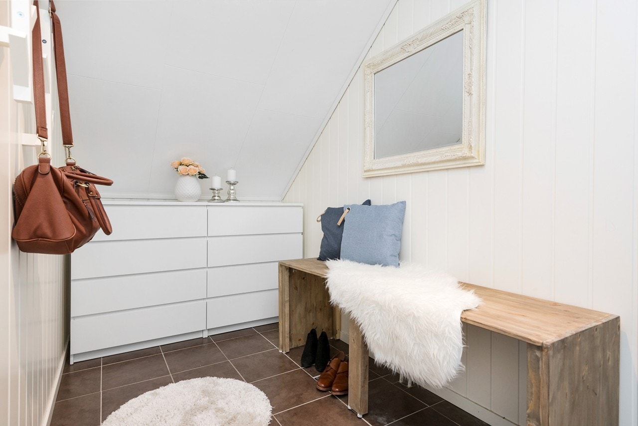 I den ene entreen er det slitesterkt flislaminat og god plass til oppheng av tøy. Det er også lagt opp til at dette rommet kan taes i bruk som et våtrom. Galleribilde