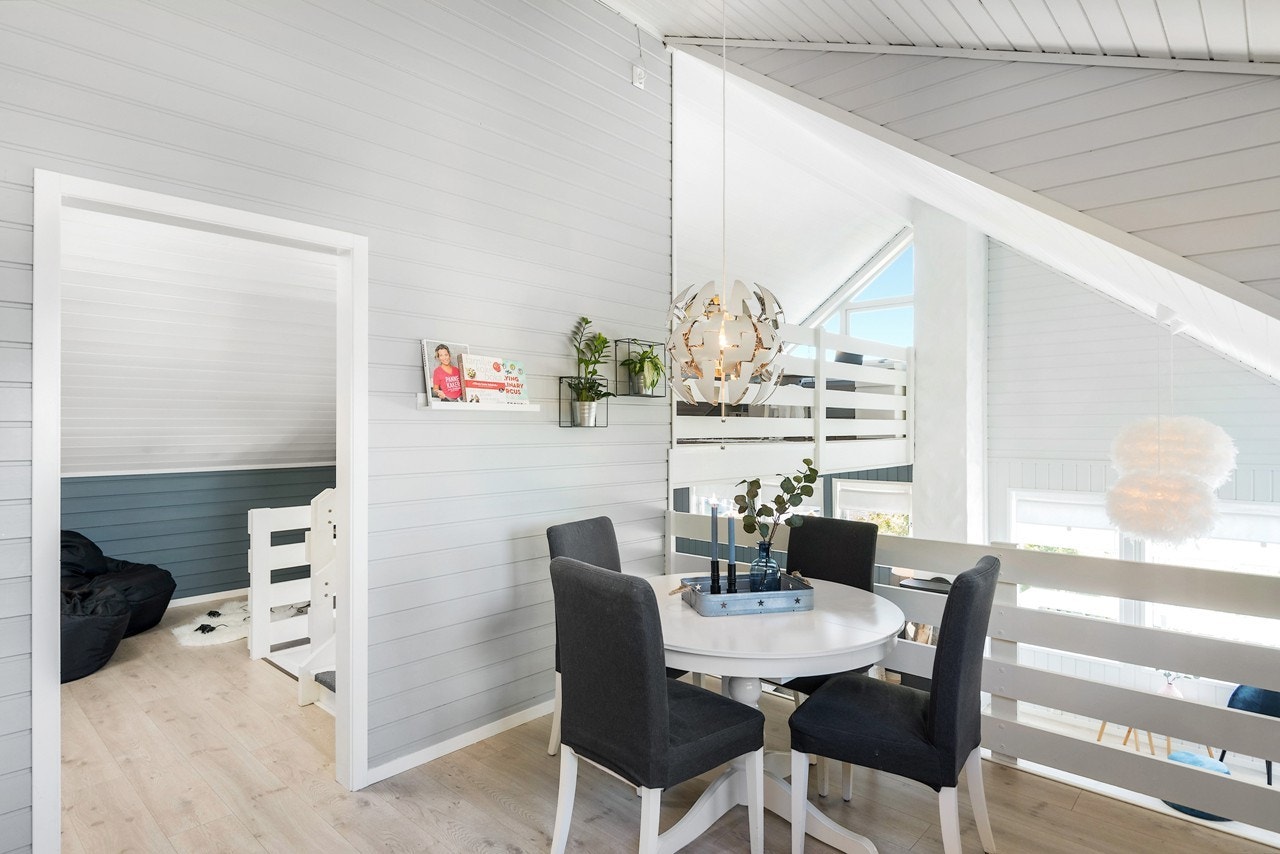 På kjøkkenet er det gjort plass til et frokostbord. Galleribilde