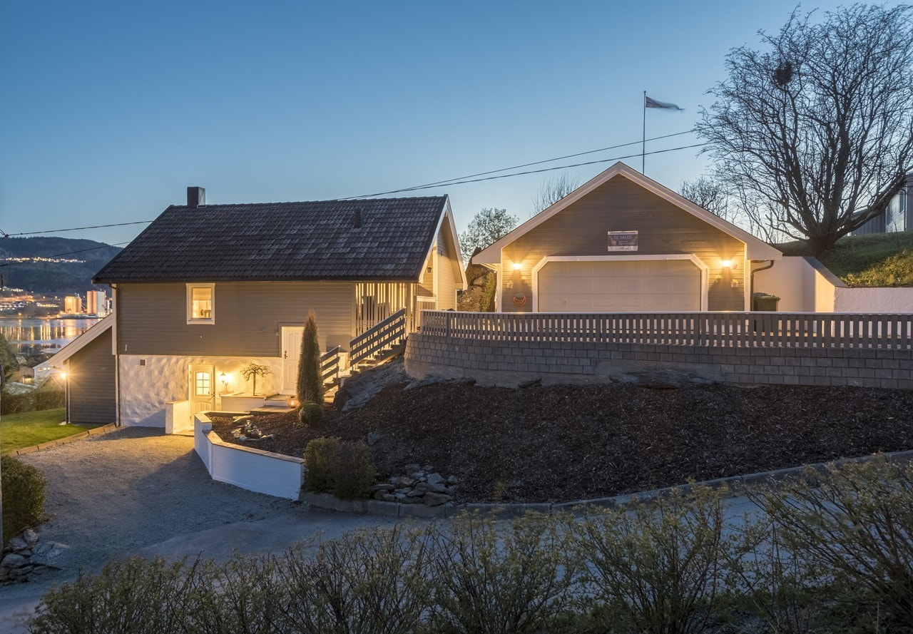 Tomten måler ca. 926 kvm og byr på lettstelte arealer. Galleribilde