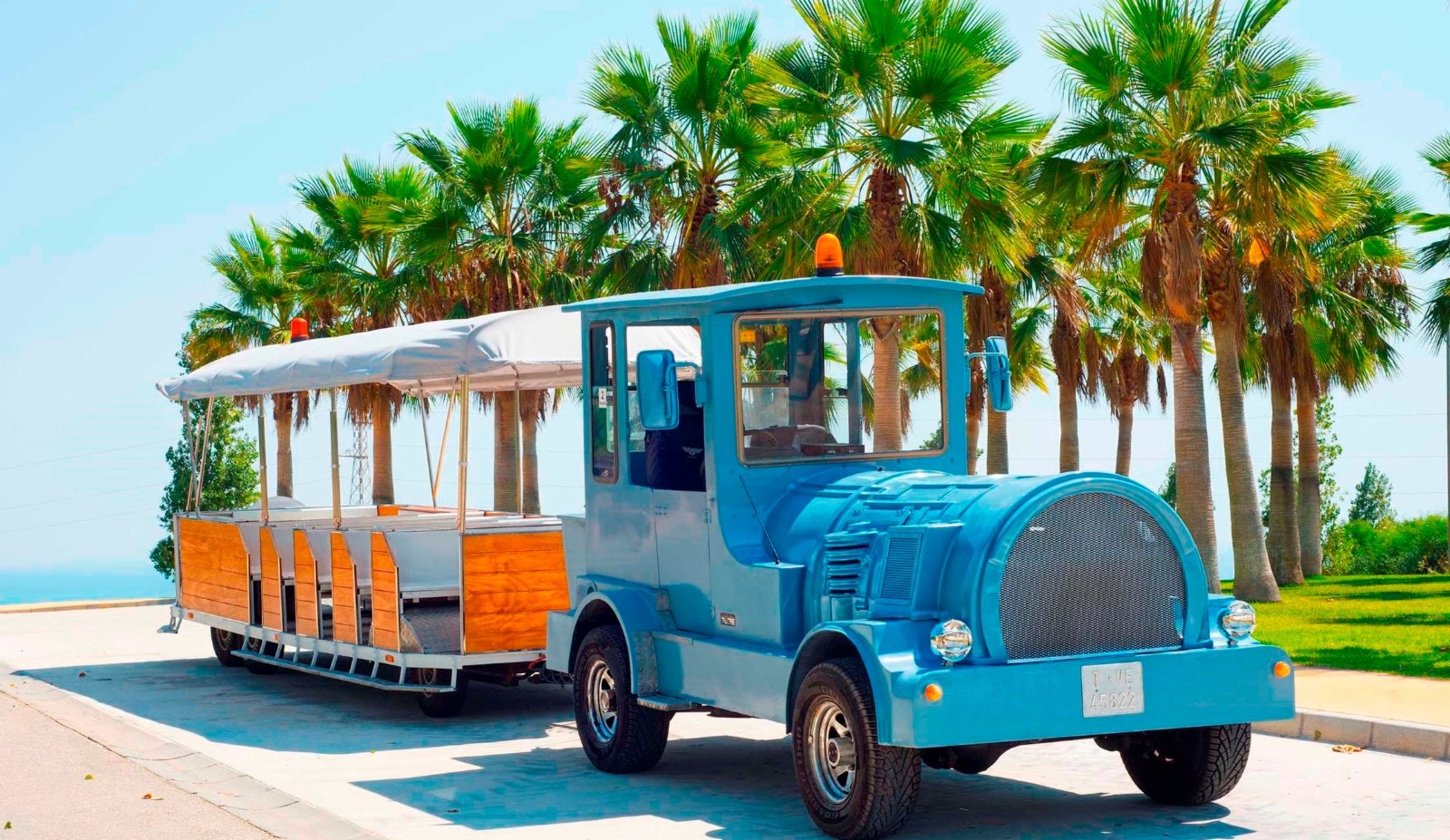 Resort-tog. Transport mellom stranden og kjøpesenteret på toppen av resorten. Galleribilde