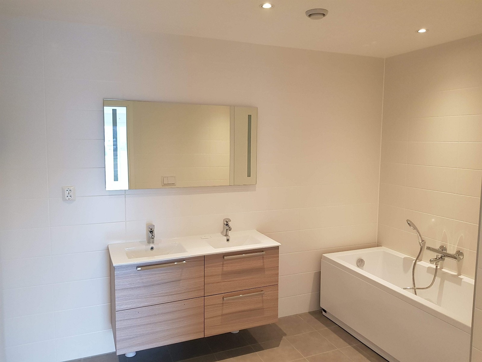 U.etg. Bad med dobbelt servant, badekar og dusj, samt. opplegg for vask/tørk. Varmekabler på gulvet. Galleribilde