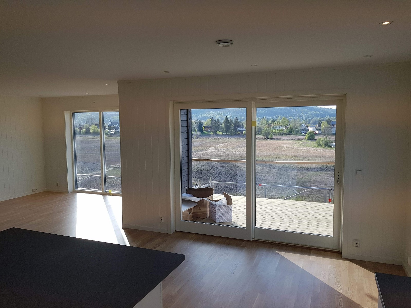 1.etg. Stue/Kjøkken. Store vinduer og skyvedører ut mot balkong (Bilde fra når huset stod ferdig) Galleribilde